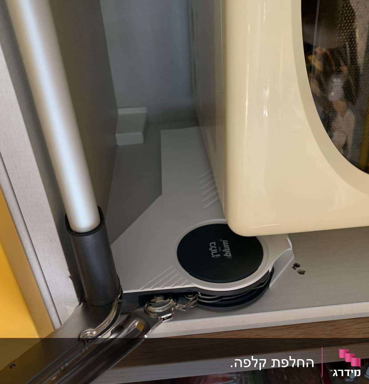 מנגנון פתיחה וסגירה של דלת ארון מטבח